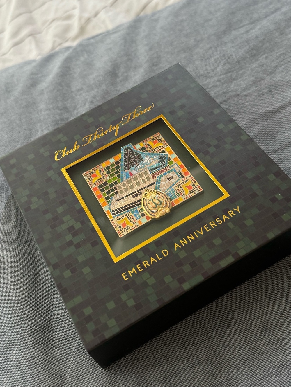 NIB Disney Club 33 Emerald Anniversary Stained Glass Pin Mark Twain Riverboat